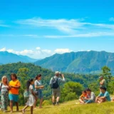Une scène de voyage écoresponsable mettant en valeur la diversité culturelle.