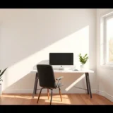 Une pièce sereine et paisible illustrant le minimalisme numérique.